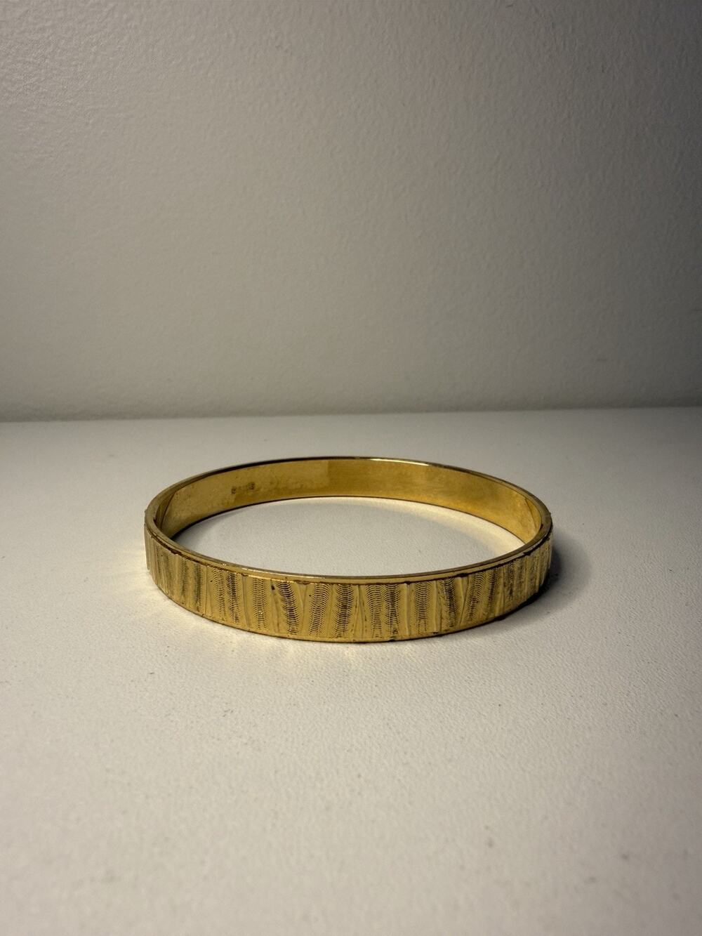 VINTAGE 1950s 60s Vendome TEXTURED GOLD TONE Slip On BANGLE BRACELET M MEDIUM